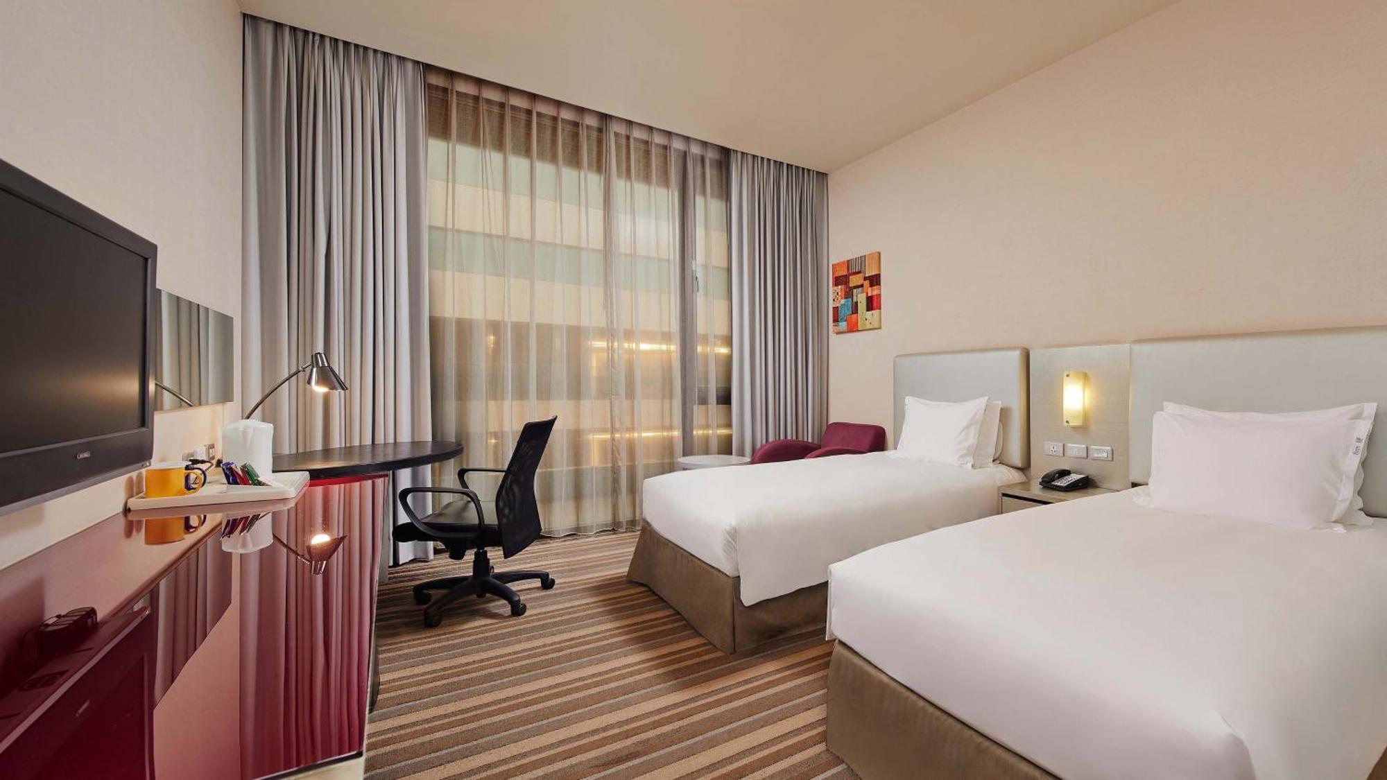 Holiday Inn Express Taichung Park, an IHG hotel Bagian luar foto