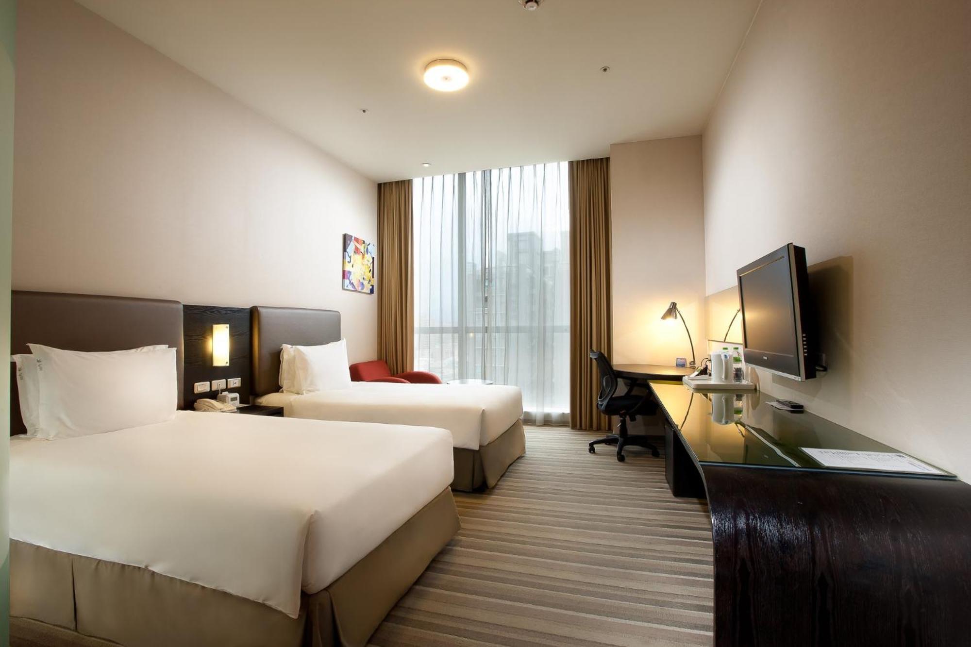 Holiday Inn Express Taichung Park, an IHG hotel Bagian luar foto