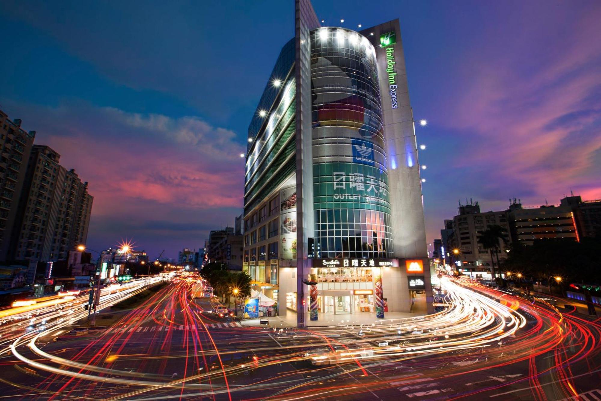 Holiday Inn Express Taichung Park, an IHG hotel Bagian luar foto