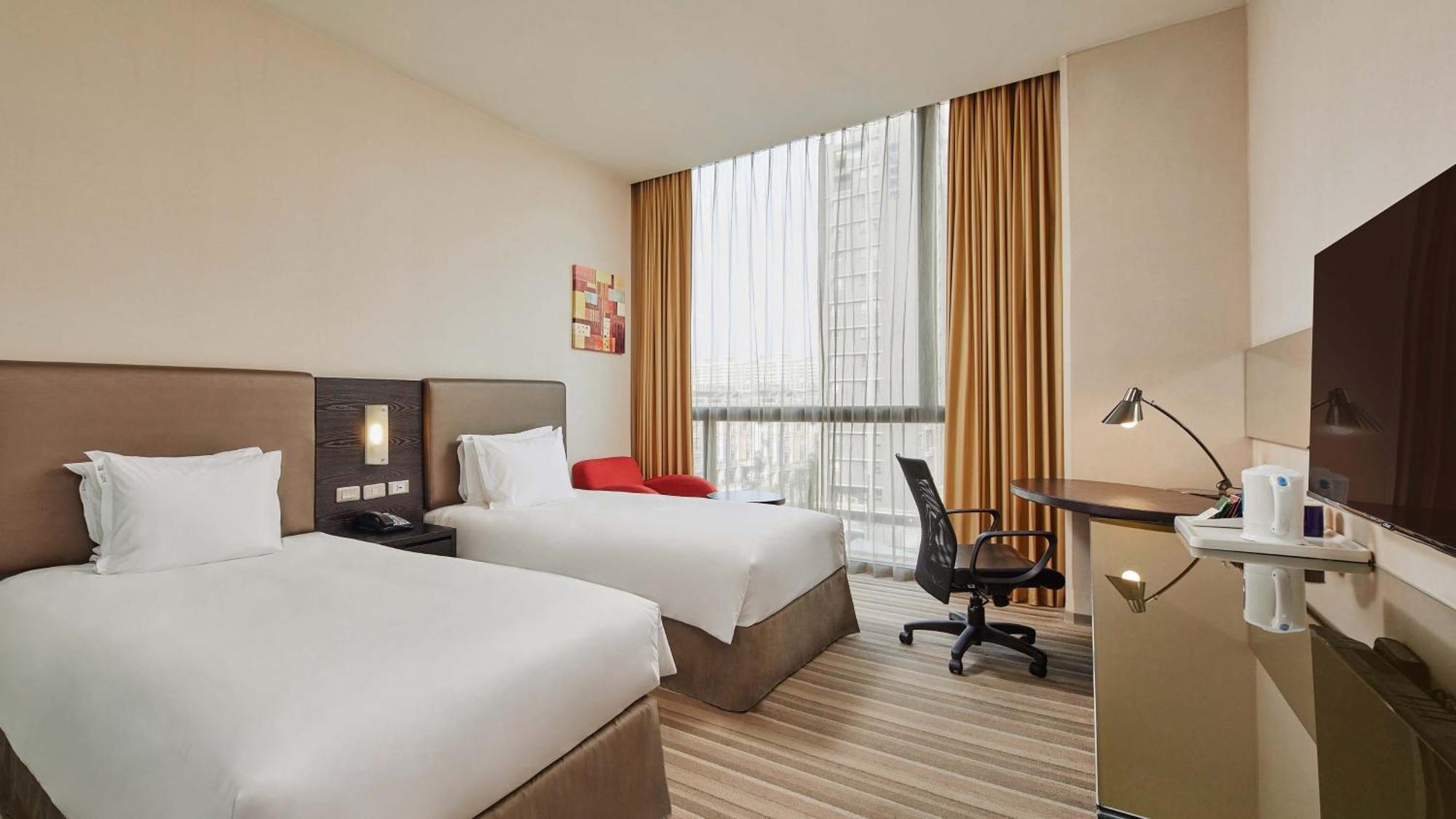 Holiday Inn Express Taichung Park, an IHG hotel Bagian luar foto