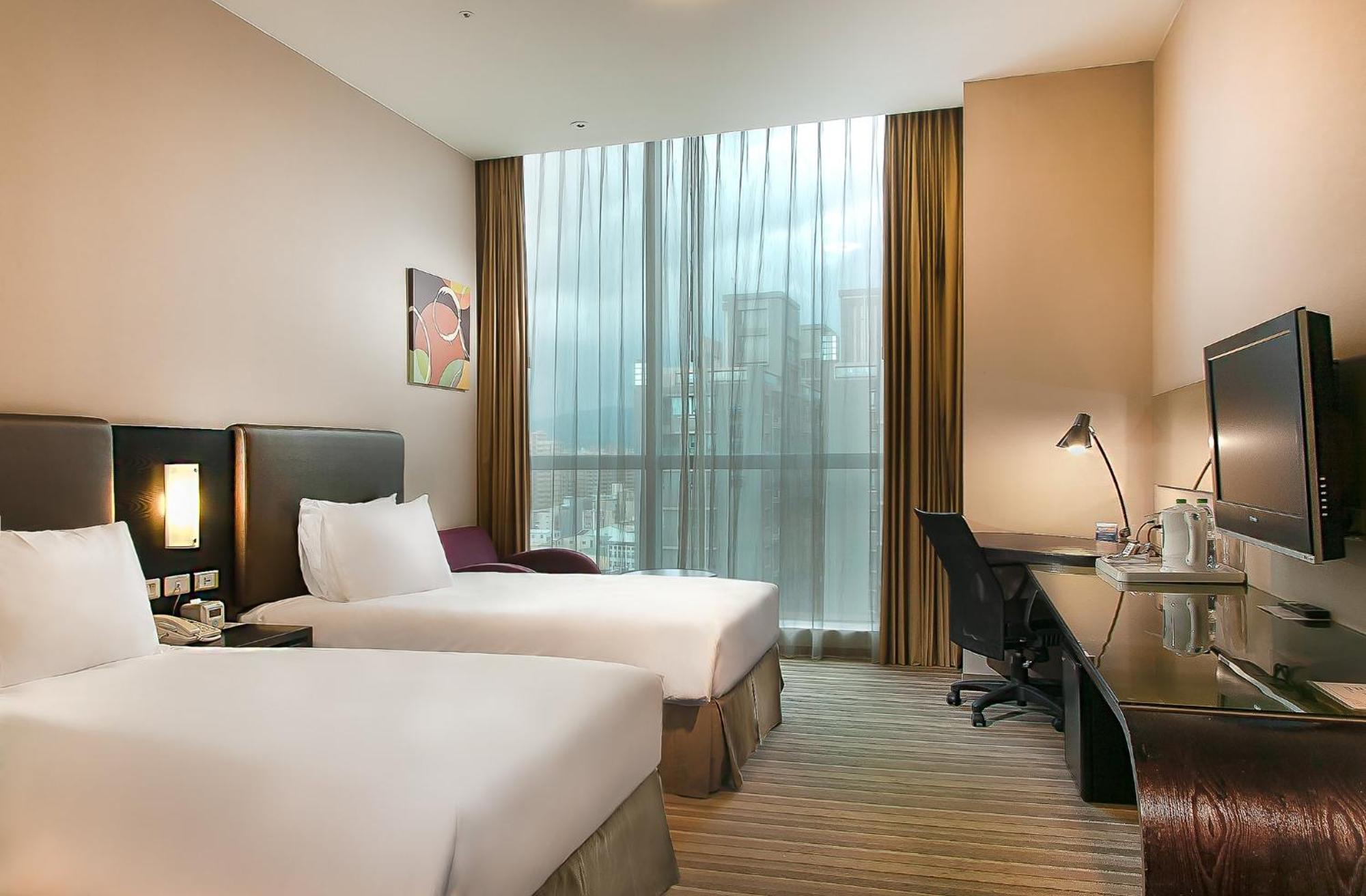 Holiday Inn Express Taichung Park, an IHG hotel Bagian luar foto