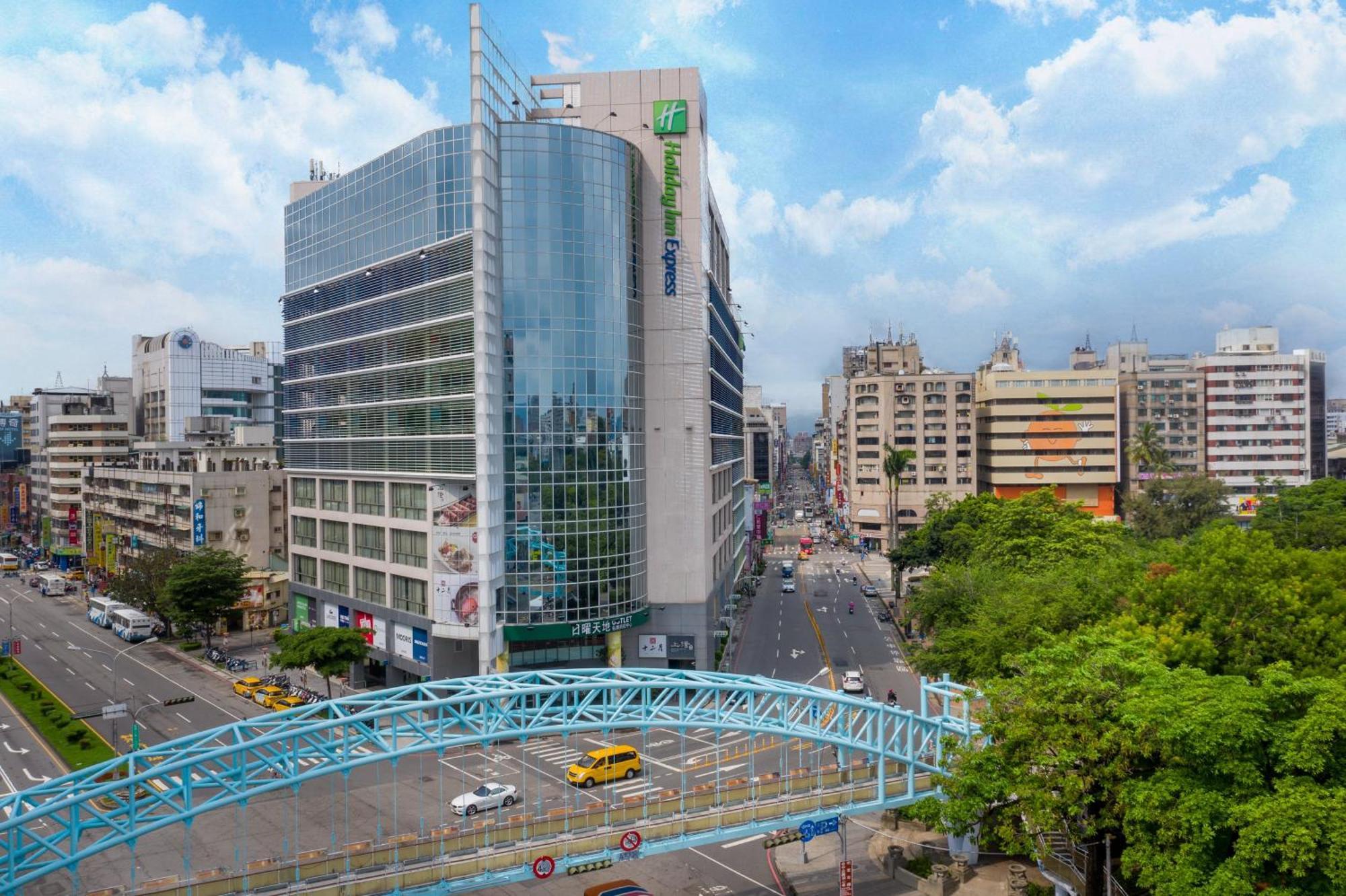 Holiday Inn Express Taichung Park, an IHG hotel Bagian luar foto